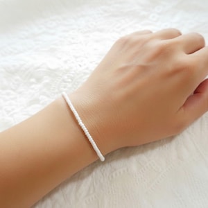 Braccialetto minimalista con perline bianche, braccialetto con perline, braccialetto per damigelle, braccialetto semplice, braccialetto dell'amicizia, braccialetto sottile, regalo