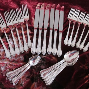 Flatware Set 30-Pieces &quot;Remembrance&quot; Collectible Silver Plate Pattern in  Wooden Chest/Box - Vintage - Free Shipping