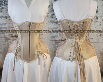 Può includere: Un corsetto beige con una cerniera anteriore e un laccio posteriore. Il corsetto ha una finitura in raso e un pannello in rete sui lati. Il corsetto è esposto su un manichino bianco.