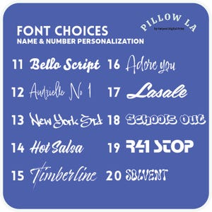 K&ouml;nnte beinhalten: Blaue Grafik mit Schriftartauswahl f&uuml;r Namens- und Nummernpersonalisierung. Der Text enth&auml;lt Schriftartnamen wie "Bello Script", "Adore you" und "Schools Out". Das Pillow LA-Logo befindet sich oben rechts.