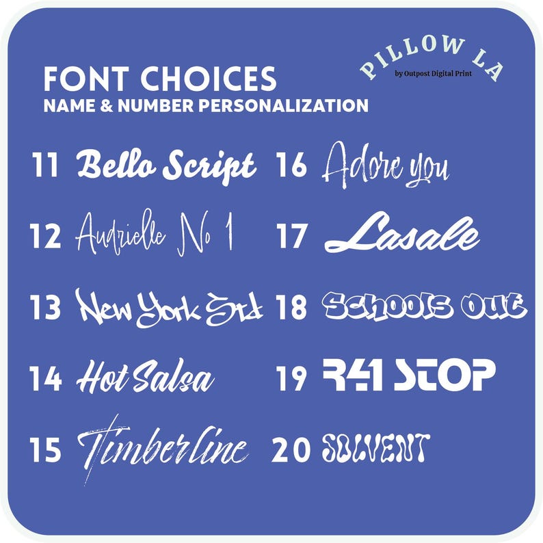 K&ouml;nnte beinhalten: Blaue Grafik mit Schriftartauswahl f&uuml;r Namens- und Nummernpersonalisierung. Der Text enth&auml;lt Schriftartnamen wie "Bello Script", "Adore you" und "Schools Out". Das Pillow LA-Logo befindet sich oben rechts.