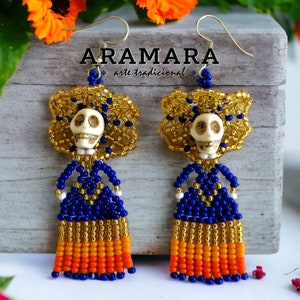 Pendientes Catrina con cuentas, Pendientes con cuentas de semillas, Pendientes de día de muertos, Pendientes huicholes, Cráneo con cuentas, Dia de muertos, Pendientes con flecos, Boho