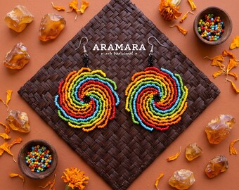 Orecchini a spirale geometrici con perline / Gioielli indigeni / Lavorazione di perline Huichol / Arcobaleno multicolore