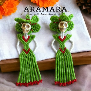 Pendientes Catrina con cuentas, Pendientes huicholes, Cráneo con cuentas, Pendientes con flecos, Pendientes con cuentas de semillas, Pendientes del día de muertos, Dia de muertos, Boho