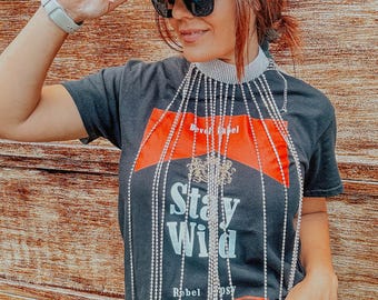 Camiseta gráfica negra Stay Wild: Top de concierto Rebel Cowgirl