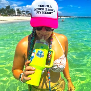 Gorra de camionero &quot;Tequila Never Broke My Heart&quot;: un regalo atrevido para fiestas