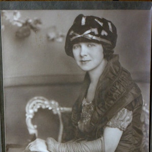 1920s Leather Handbag with Compact & Lipstick Case image 1