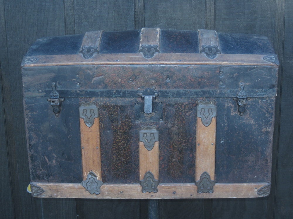 Vintage Steamer Trunks | Amish Craftsmen | Timeless Memories