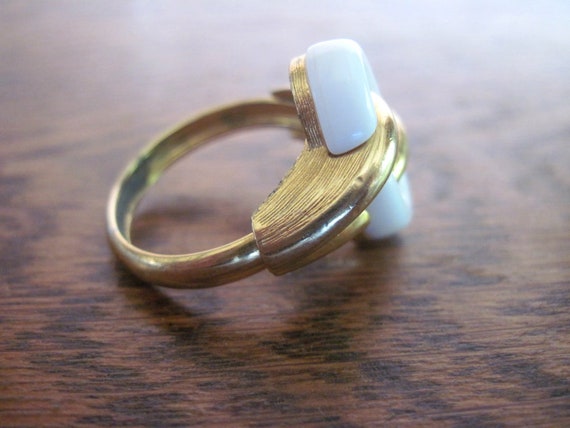 Trifari Oval Lucite Ring - image 4