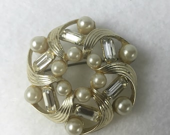 Signed Lisner Rhinestone & Faux Pearl Brooch