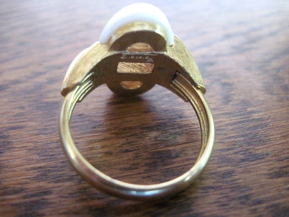 Trifari Oval Lucite Ring - image 3