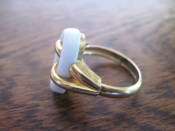 Trifari Oval Lucite Ring - image 2