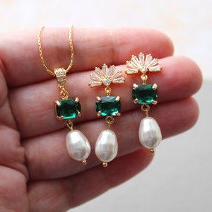 Gold emerald wedding earring and necklace set Boho Bridal earrings Flower earrings Dangle earrings Wedding Jewelry set Bridal Jewelry Gift