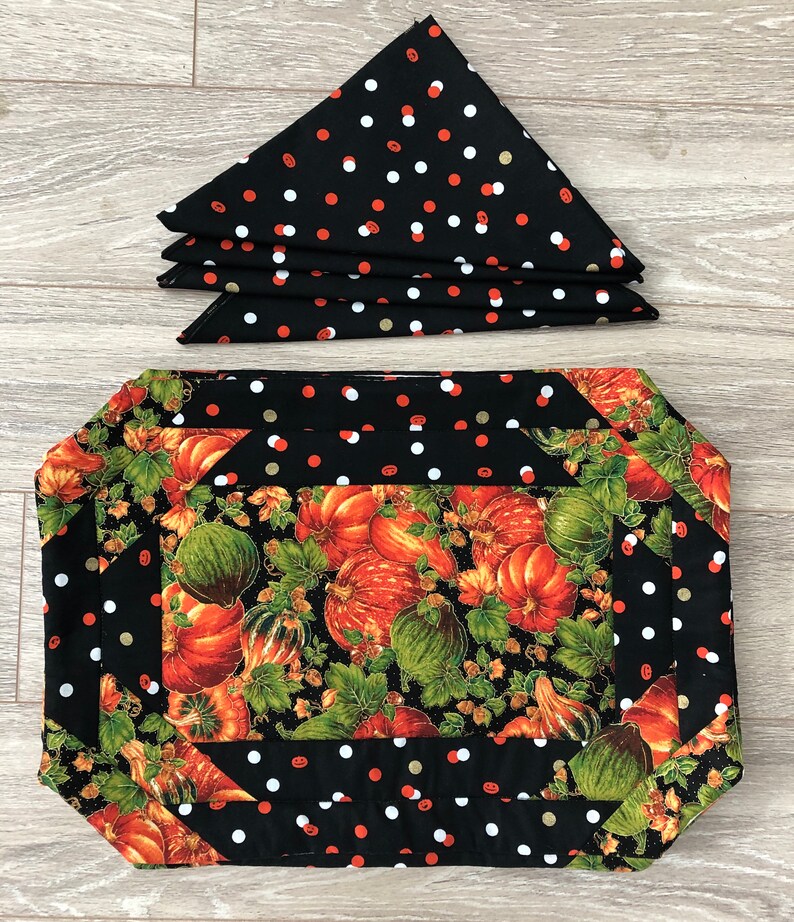 Placemats with napkins