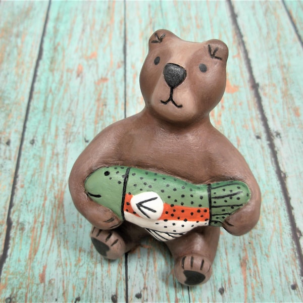 RÉSERVÉ Silas le grand ours et son poisson - D’inspiration amérindienne sculptée à la main art populaire en argile forêt d’animaux totem figurine w / histoire