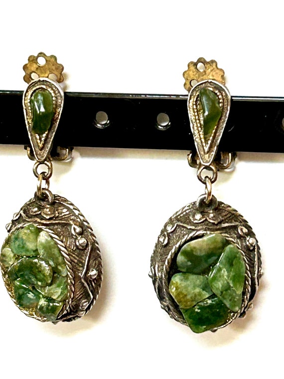 Green stone clip earrings