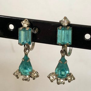 Petites boucles d'oreilles bleues vissées image 1