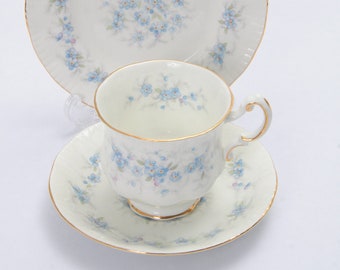 Paragon Petit Fleurs Trio, Tasse, Untertasse und Teeteller, hergestellt in England