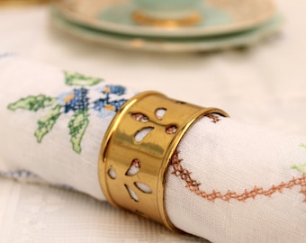 Set of Eight French Art Nouveau Solid Brass Filigree Napkin/Serviette Rings, Fleur-de-Lis Style Filigree Design