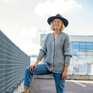 Cardigan da donna in lana e alpaca lavorato a mano, con apertura frontale. immagine 1