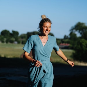 Laru-klänning, omlottklänning i muslin, blå muslinklänning, damklänning i dubbelväv, sommarklänning i bomull, midiklänning i muslin, gravidklänning i muslin bild 7