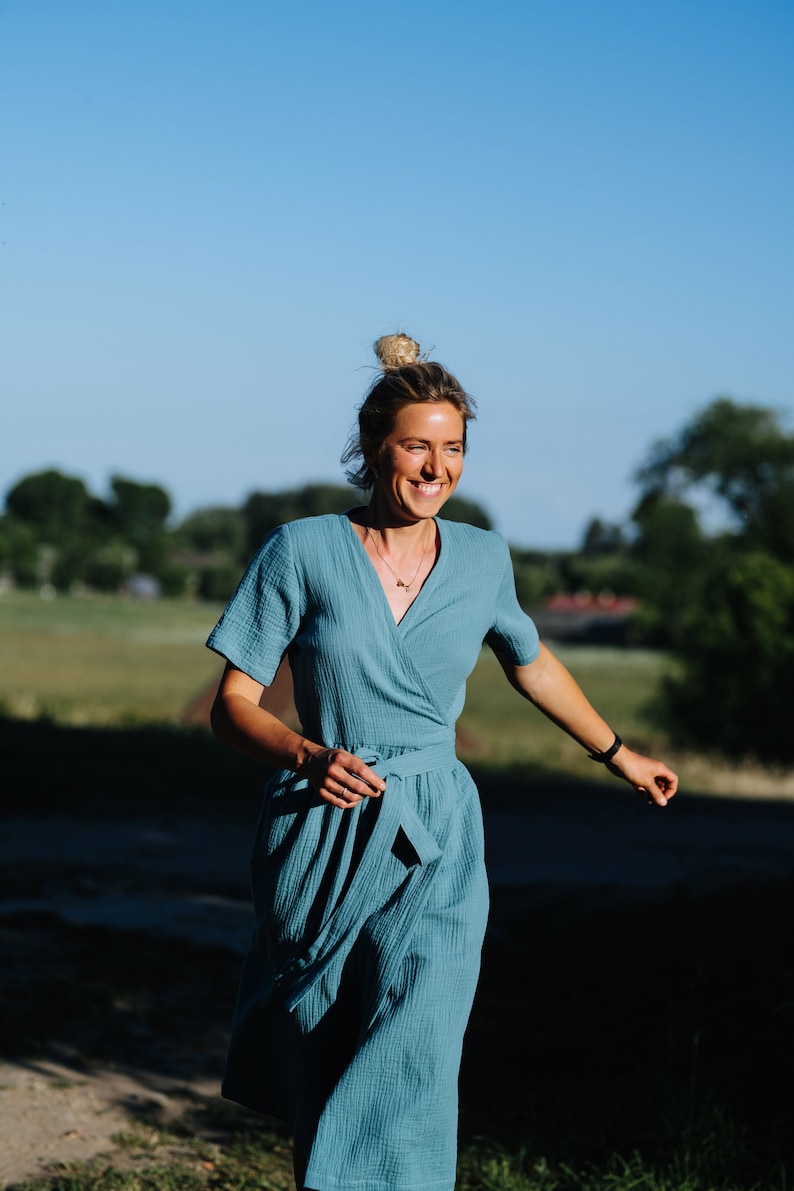 Laru-klänning, omlottklänning i muslin, blå muslinklänning, damklänning i dubbelväv, sommarklänning i bomull, midiklänning i muslin, gravidklänning i muslin bild 7