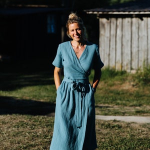 Vestido Laru, vestido cruzado de muselina, vestido de muselina azul, vestido de mujer de doble gasa, vestido de algodón de verano, vestido de muselina midi, vestido de muselina de maternidad