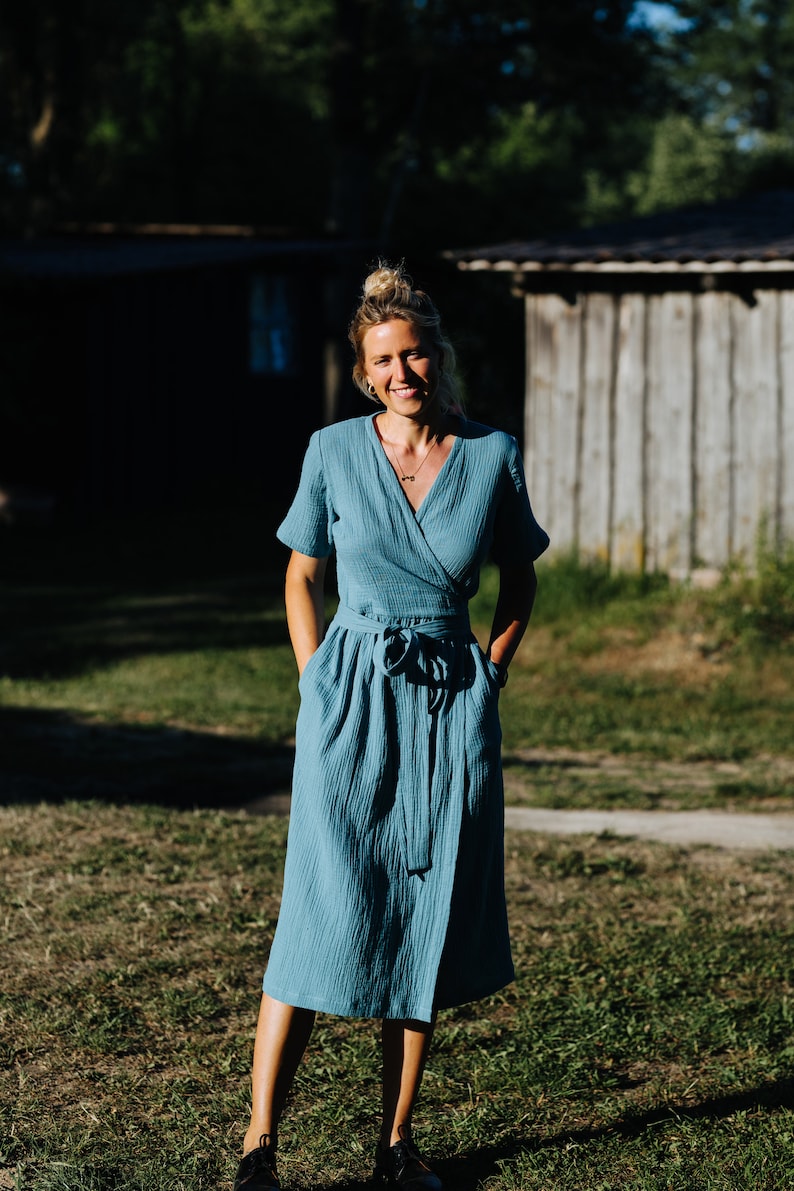 Laru-klänning, omlottklänning i muslin, blå muslinklänning, damklänning i dubbelväv, sommarklänning i bomull, midiklänning i muslin, gravidklänning i muslin bild 1