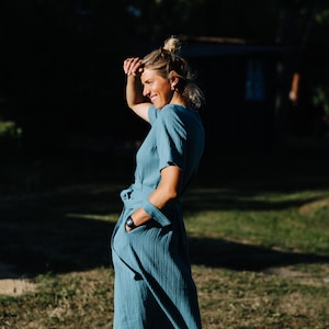 Laru-klänning, omlottklänning i muslin, blå muslinklänning, damklänning i dubbelväv, sommarklänning i bomull, midiklänning i muslin, gravidklänning i muslin bild 3