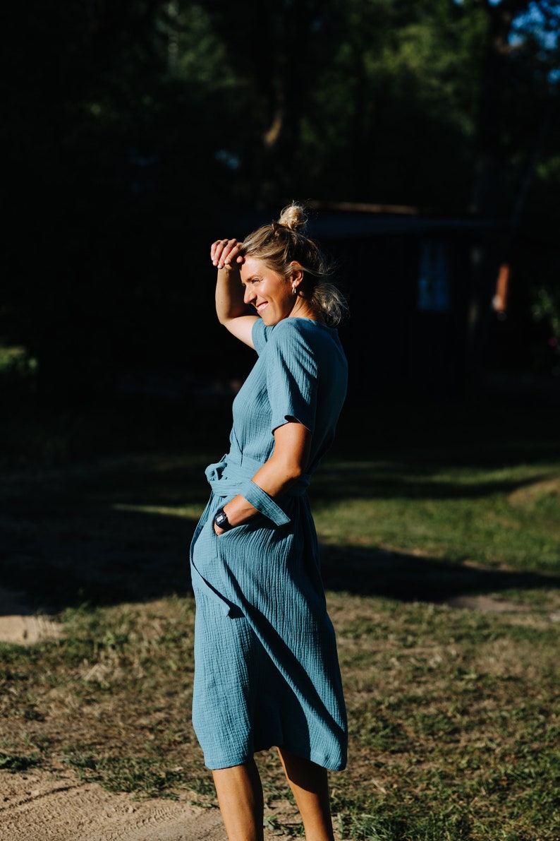 Laru-klänning, omlottklänning i muslin, blå muslinklänning, damklänning i dubbelväv, sommarklänning i bomull, midiklänning i muslin, gravidklänning i muslin bild 3