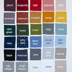 K&ouml;nnte beinhalten: Eine Farbkarte mit Stoffmustern und Namen f&uuml;r jede Farbe, darunter Pflaume, Burgunder, Rot, Lachs, Rosa, Lavendel, Redwood, Senf, Honig, Gelb, Dunkelgr&uuml;n, Wald, Moos, Salbei, Aqua, Marine, Marinepunkte, Jeansblau, bew&ouml;lkter Himmel, Hellblau, Schwarz, Anthrazit, Grau, Hellgrau, Natur, gro&szlig;e Streifen, kleine Streifen, Elfenbein, Wei&szlig; und Sand.