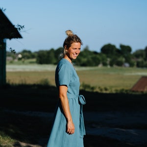 Laru-klänning, omlottklänning i muslin, blå muslinklänning, damklänning i dubbelväv, sommarklänning i bomull, midiklänning i muslin, gravidklänning i muslin bild 6
