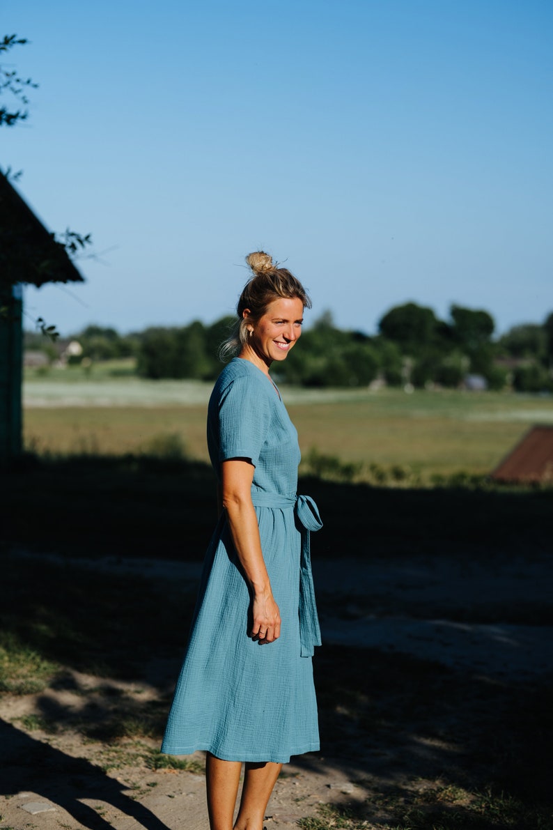 Laru-klänning, omlottklänning i muslin, blå muslinklänning, damklänning i dubbelväv, sommarklänning i bomull, midiklänning i muslin, gravidklänning i muslin bild 6