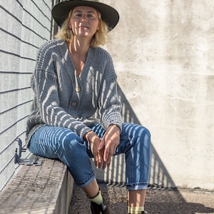 Cardigan da donna in lana e alpaca lavorato a mano, con apertura frontale. immagine 3