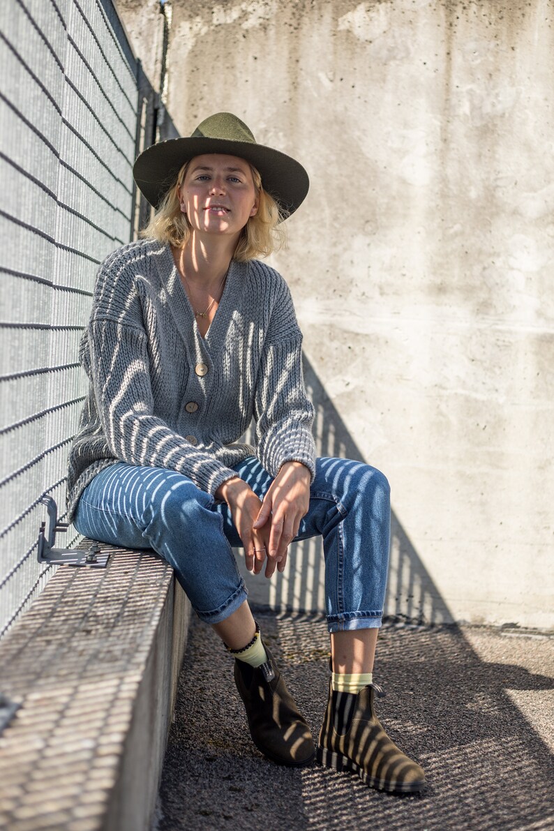 Cardigan da donna in lana e alpaca lavorato a mano, con apertura frontale. immagine 3