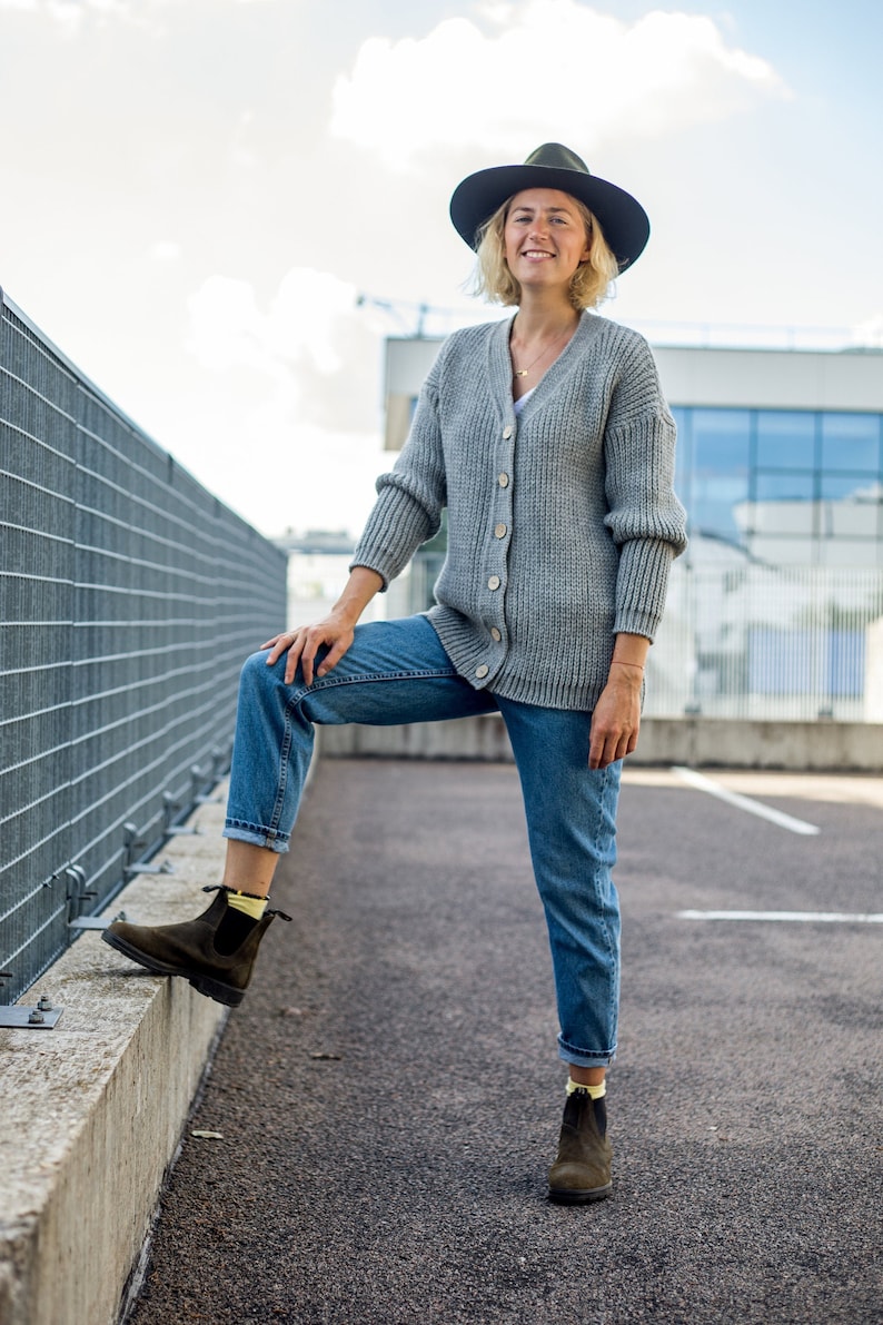 Cardigan da donna in lana e alpaca lavorato a mano, con apertura frontale. immagine 1