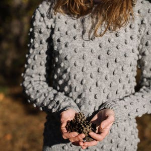 Sizilien Pullover - Merino Wolle Pullover - grau Pullover - Pom Pom Pullover - Bubble Pullover - Polka Dots Pullover - Winter Pullover - Hand gestrickt