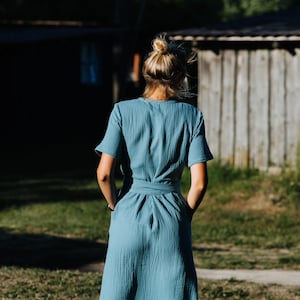 Laru-klänning, omlottklänning i muslin, blå muslinklänning, damklänning i dubbelväv, sommarklänning i bomull, midiklänning i muslin, gravidklänning i muslin bild 4