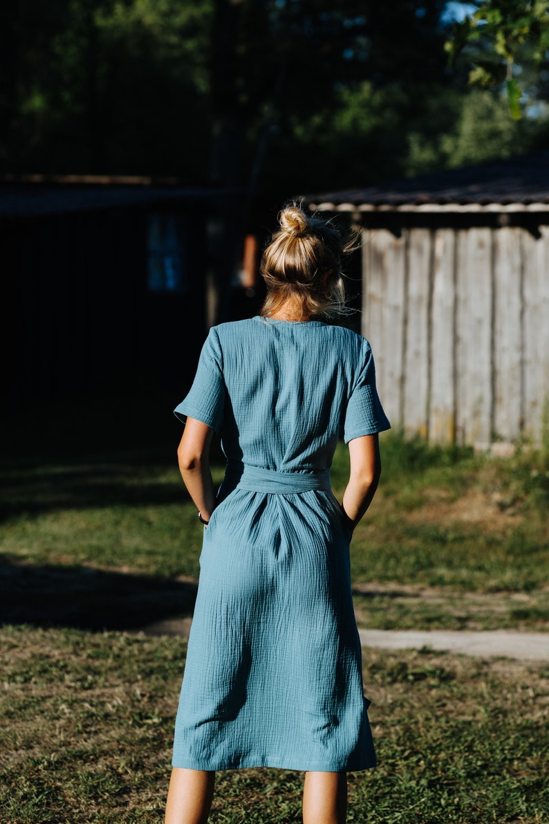 Laru-klänning, omlottklänning i muslin, blå muslinklänning, damklänning i dubbelväv, sommarklänning i bomull, midiklänning i muslin, gravidklänning i muslin bild 4