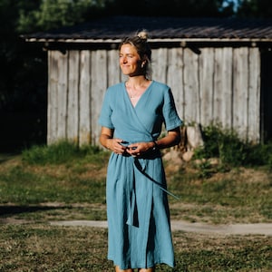 Laru-klänning, omlottklänning i muslin, blå muslinklänning, damklänning i dubbelväv, sommarklänning i bomull, midiklänning i muslin, gravidklänning i muslin bild 2