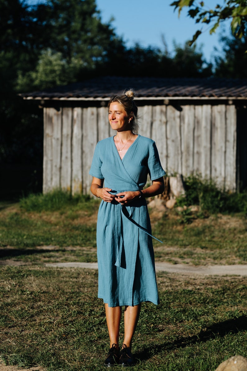Laru-klänning, omlottklänning i muslin, blå muslinklänning, damklänning i dubbelväv, sommarklänning i bomull, midiklänning i muslin, gravidklänning i muslin bild 2