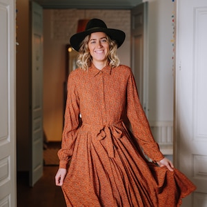 Chicago Kleid, Langarmkleid, Florales Viskosekleid, Oranges Frauenkleid, Frauenkleid mit Kragen, Midi Länge Frauenkleid, Boho Kleid