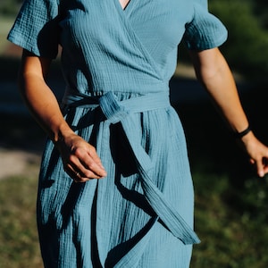 Laru-klänning, omlottklänning i muslin, blå muslinklänning, damklänning i dubbelväv, sommarklänning i bomull, midiklänning i muslin, gravidklänning i muslin bild 9