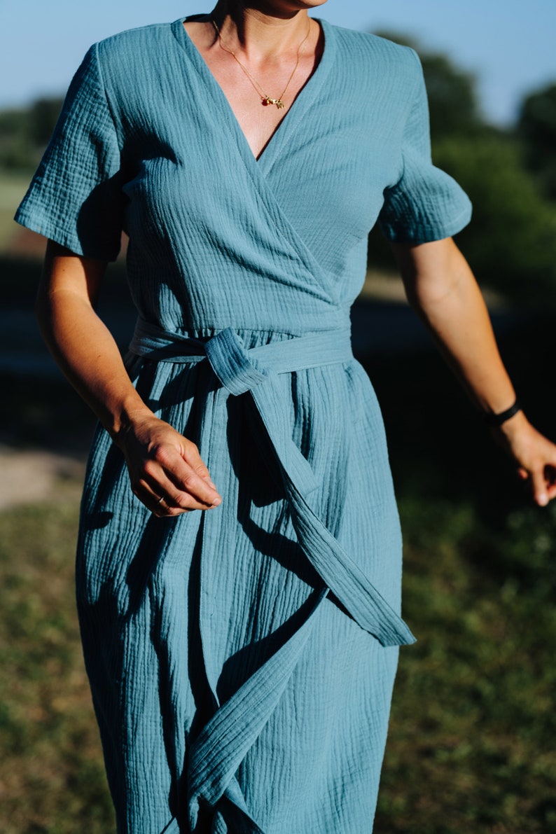 Laru-klänning, omlottklänning i muslin, blå muslinklänning, damklänning i dubbelväv, sommarklänning i bomull, midiklänning i muslin, gravidklänning i muslin bild 9