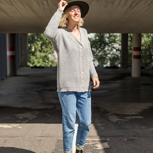 Cardigan da donna in lana e alpaca lavorato a mano, con apertura frontale. immagine 4