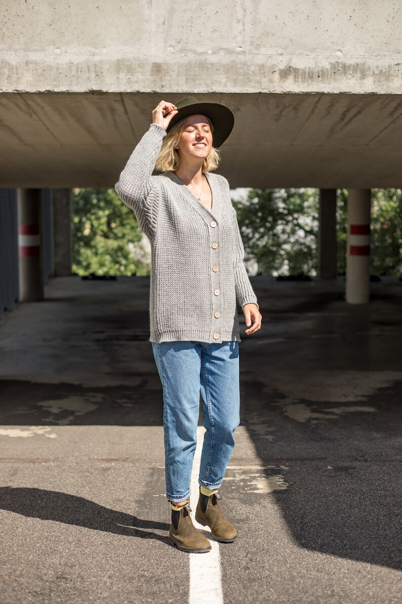 Cardigan da donna in lana e alpaca lavorato a mano, con apertura frontale. immagine 4