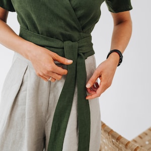 Haut Elle Haut portefeuille en lin Haut portefeuille estival Haut portefeuille pour femme Haut en lin vert Haut en lin à manches courtes Chemisier de mariage en lin image 3