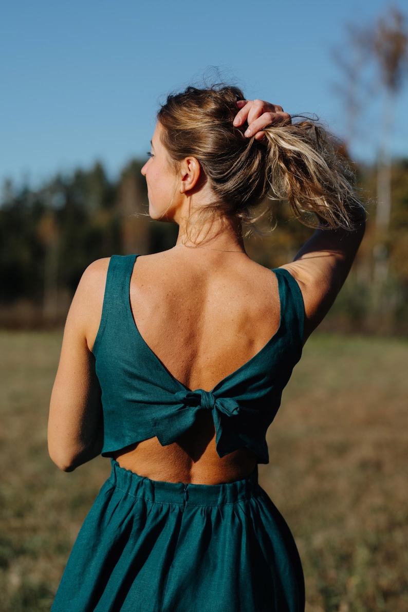 Peut inclure: Ensemble deux pi&egrave;ces de couleur teal. Le haut sans manches pr&eacute;sente un dos bas et un n&oelig;ud. La jupe assortie est taille haute. Fabriqu&eacute; dans un tissu doux, cet ensemble est id&eacute;al pour l'&eacute;t&eacute;.