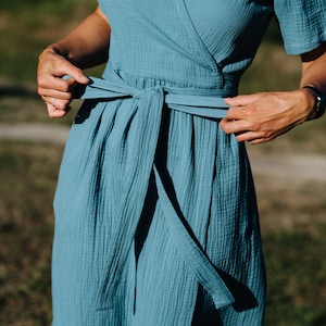Laru-klänning, omlottklänning i muslin, blå muslinklänning, damklänning i dubbelväv, sommarklänning i bomull, midiklänning i muslin, gravidklänning i muslin bild 5