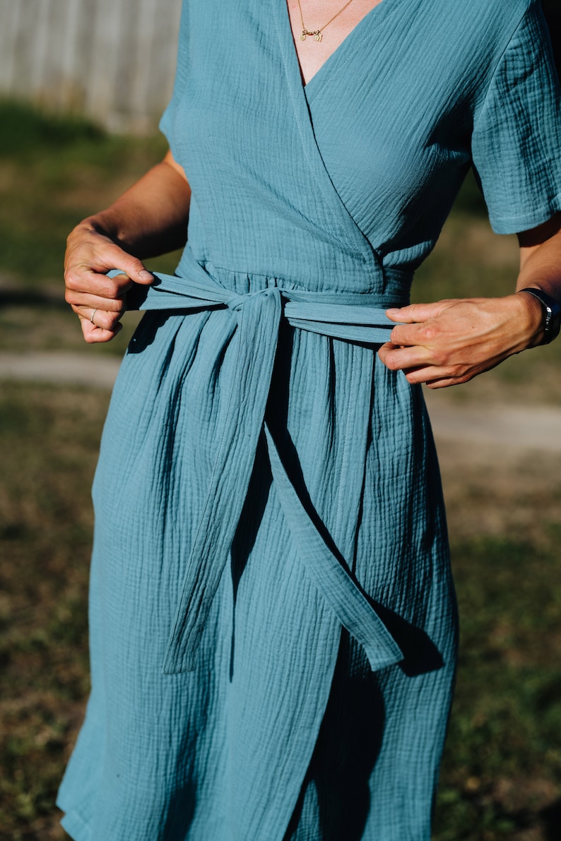Laru-klänning, omlottklänning i muslin, blå muslinklänning, damklänning i dubbelväv, sommarklänning i bomull, midiklänning i muslin, gravidklänning i muslin bild 5